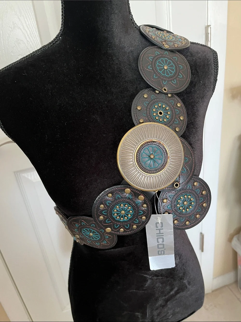 Chico’s VTG  NWT Mesa slouch belt black teal leather conchos brass round buckle